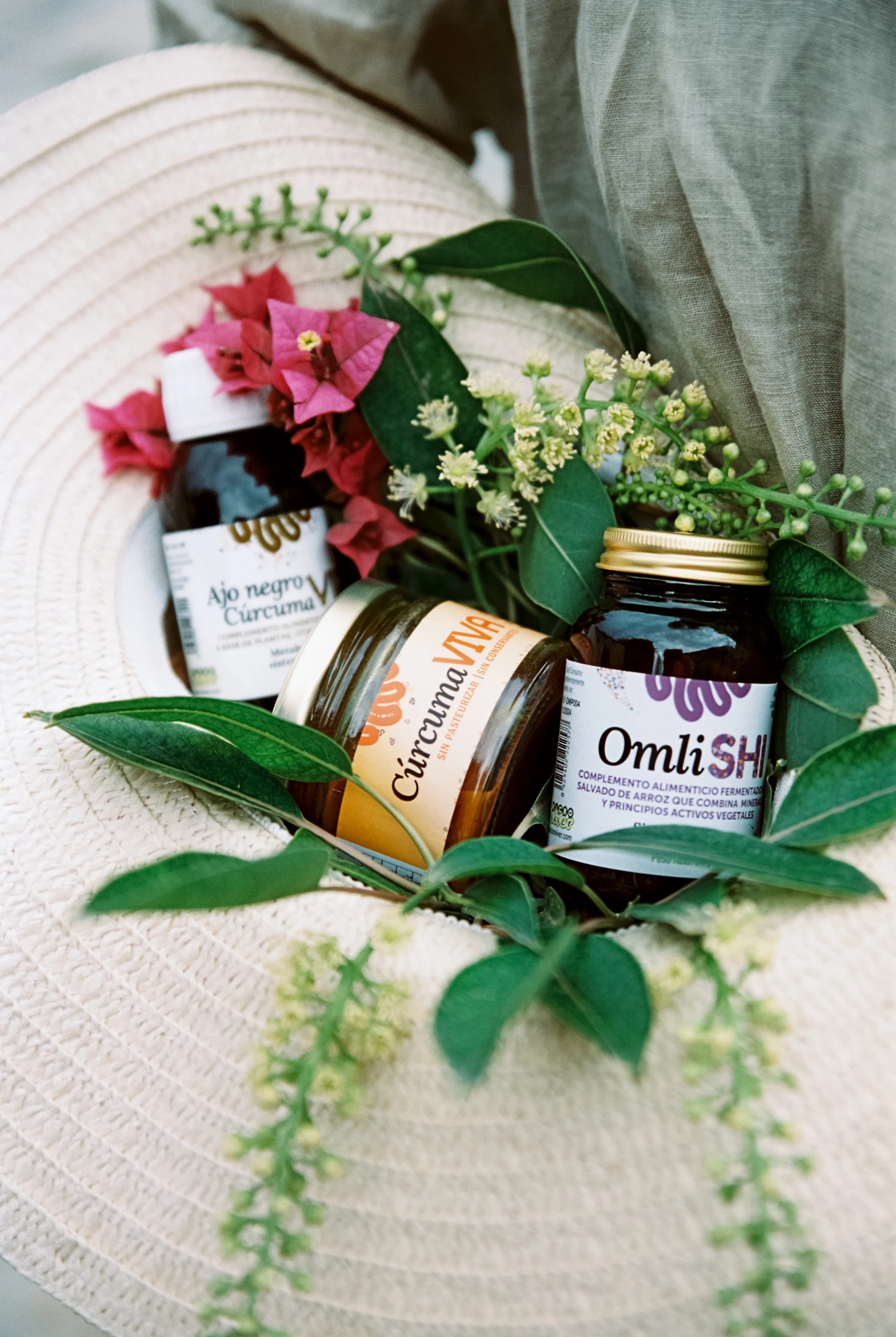 Gama de productos Microviver — Ajo Negro Cúrcuma VIR, Cúrcuma Viva y Omli SHI. Fotografía: @milt.studio